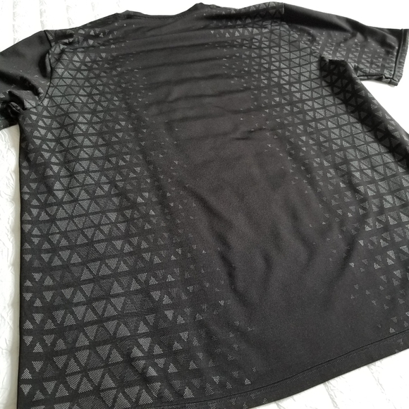 Gymshark Triangle Pattern Seamless Shirt - Picture 7 of 9